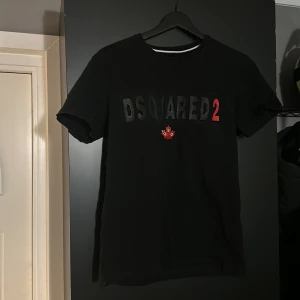 Dsquared2 t shirt - Säljer min dsquared2 tröja pga att den är för liten. Skicka om du är intresserad
