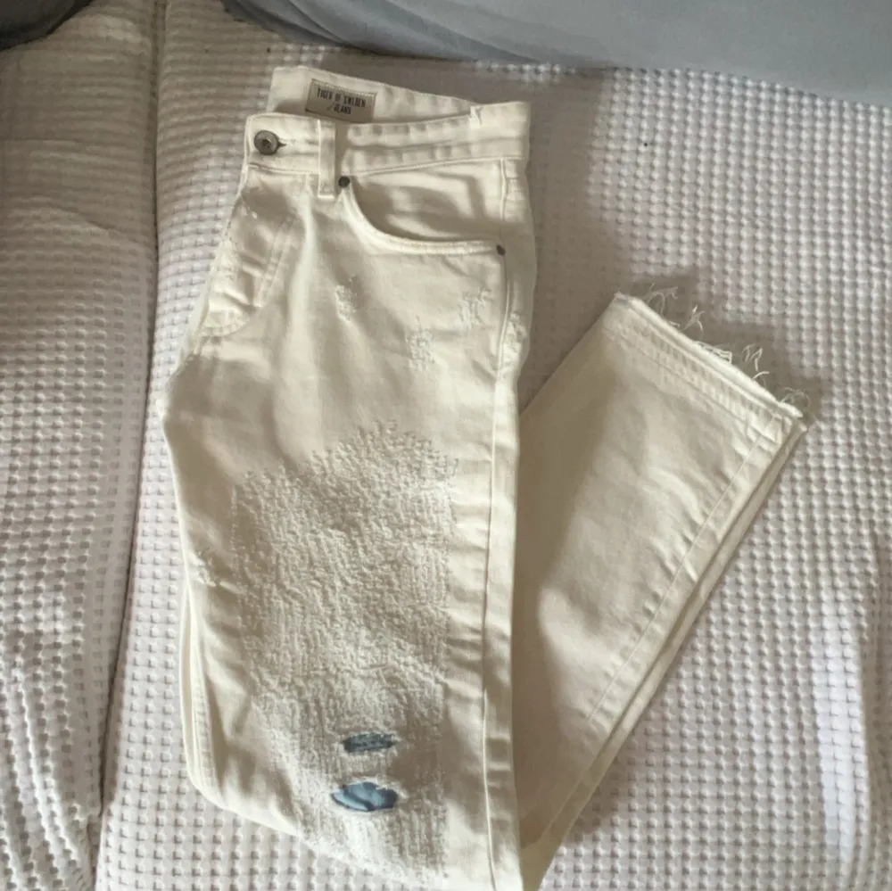 Säljer dessa otroligt snygga vita jeans med slitningar från tiger of Sweden sitter en aning smått i midjan på mig som väger 70kg helt nya tags osv fås med . Jeans & Byxor.