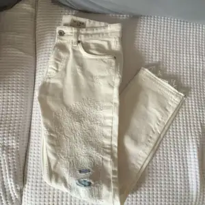 Säljer dessa otroligt snygga vita jeans med slitningar från tiger of Sweden sitter en aning smått i midjan på mig som väger 70kg helt nya tags osv fås med 
