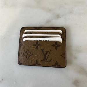 Korthållare  - Snygg korthållare. Får plats med ca 6-10 kort. Hör av dig om du vill ha fler bilder eller undrar något. 