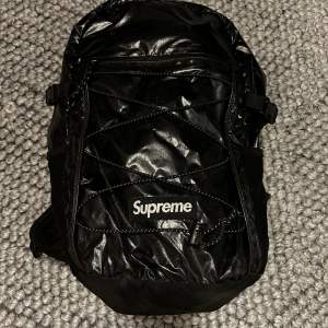 Supreme back pack FW17 Sällsynt supreme ryggsäck som är i använt skick. Dragkedja till det stora facket är trasigt men går att laga om man går till en skräddare. Priset går att diskuteras vid snabb affär 