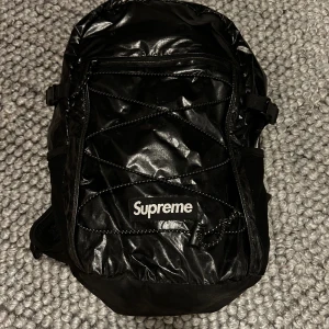 Supreme ryggsäck  - Supreme back pack FW17 Sällsynt supreme ryggsäck som är i använt skick. Dragkedja till det stora facket är trasigt men går att laga om man går till en skräddare. Priset går att diskuteras vid snabb affär 