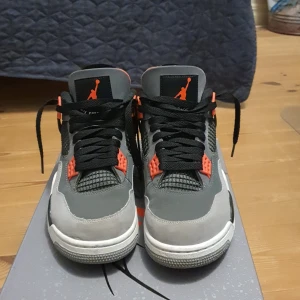 Jordan 4 "Infrared" - Säljer mina jordan 4, skick 8 av 10, köpta på Restocks alltså 100% äkta! Kostar runt 3300 nya på stockx