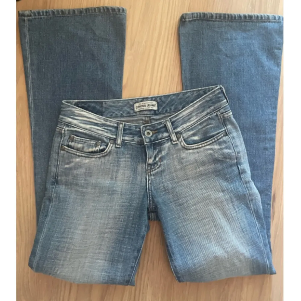 Så fina lågmidjade jeans från cross jeans. Bild ifrån förra ägaren då de var lite små på mig. Midjemått 38 cm rakt över, Innerbenslängd 80💞💞. Jeans & Byxor.