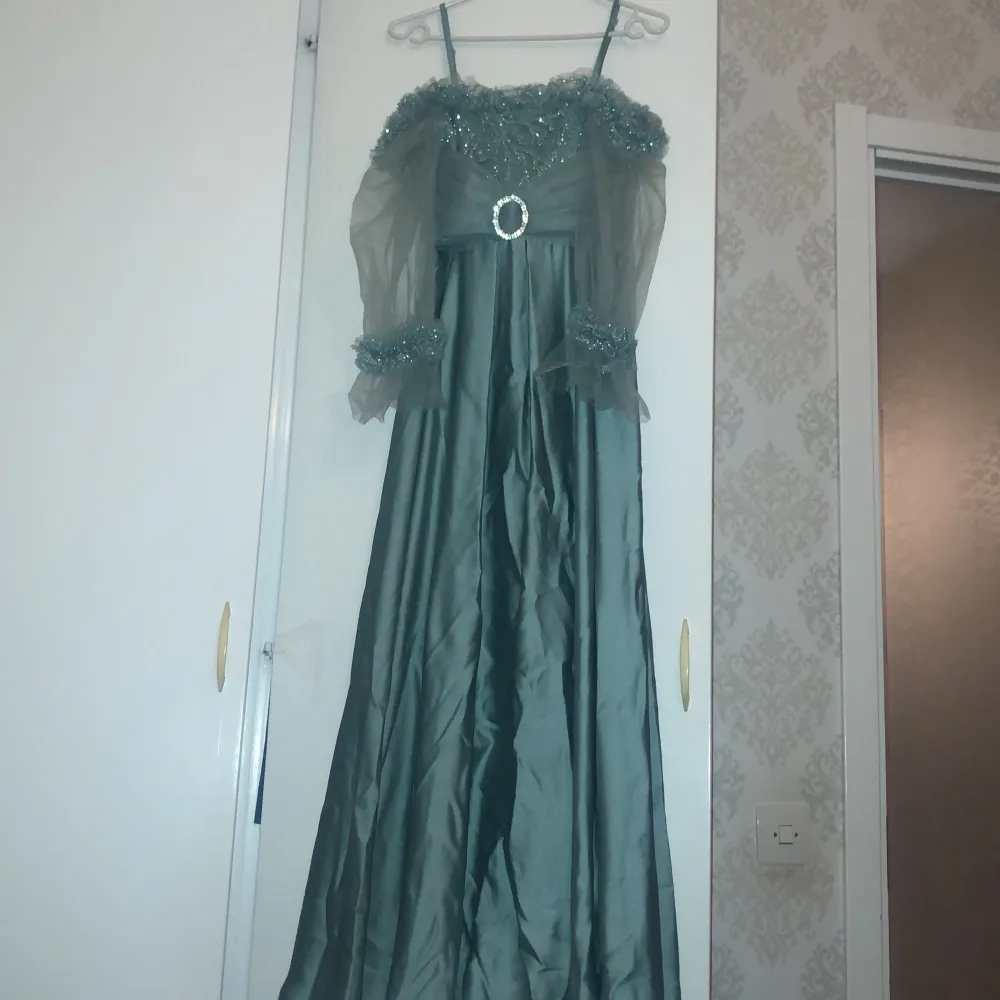 En fin mintgrön fest klänning som glittrar. Passar perfekt till bal eller bröllop. Den är endast använd 1 gång. Säljer för 750.pris kan disskuteras privat.  Fler frågor svarar jag på privat💕. . Klänningar.