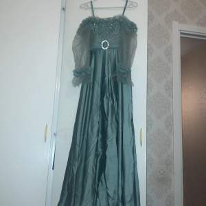 En fin mintgrön fest klänning som glittrar. Passar perfekt till bal eller bröllop. Den är endast använd 1 gång. Säljer för 750.pris kan disskuteras privat.  Fler frågor svarar jag på privat💕. 