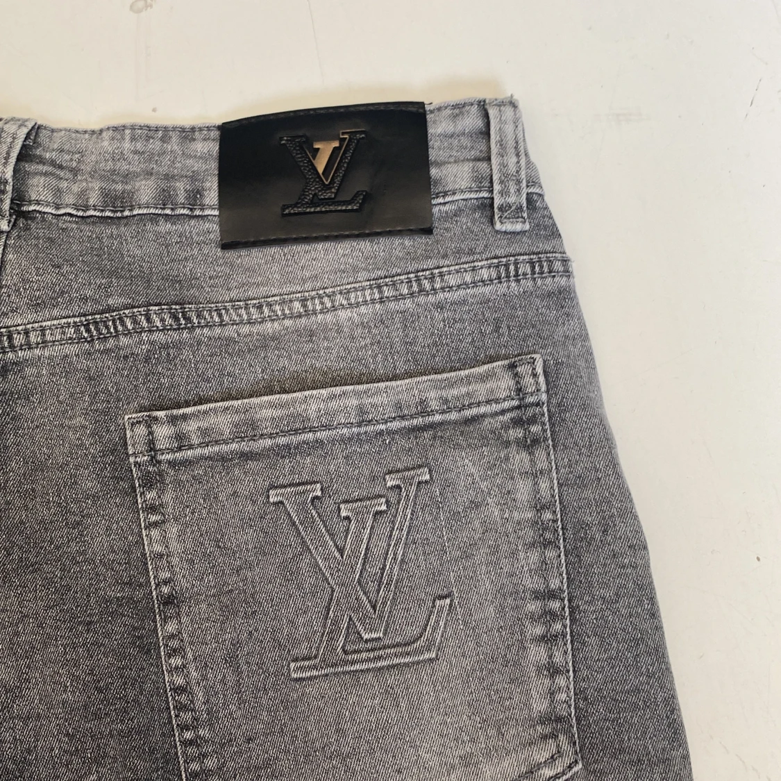 Louis Vuitton Jeans - 90