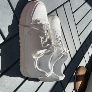 Nonation skor 250kr - Använt de för ungefär 3-4 gånger. Köpt de för 300 säljer för 250kr. 