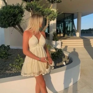 Sommarklänning - Säljer denna fina sommarklänning som inte kommer till användning 