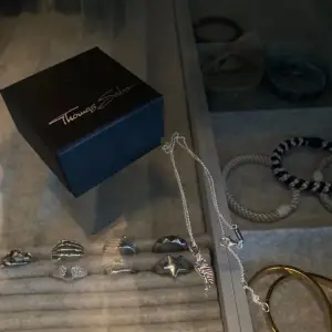 Jätte fint silver halsband från Thomas sabo som inte har kommit till användning eftersom att jag använder guld💕 Jag har aldrig använt halsbandet och ligger kvar i boxen som den kom i. Ny pris är 1600 och pris kan såklart diskuteras.💕