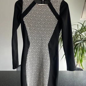 Klänning strlk 36, 60kr - Använd 1 gång, stretch och i bra skick. 