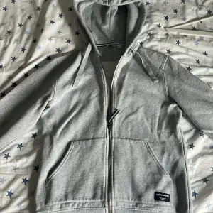 Otroligt snygg zip hoodie från Björn Borg, Toppen skick i storlek S, köpt för 900kr. Hör av er vid frågor eller bilder! 