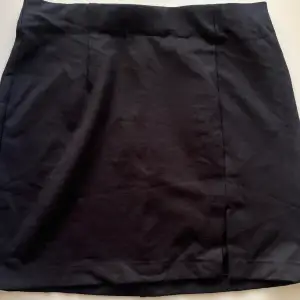 Nyskick! svart kort kjol med slits från stradivarius💗 ca 40 cm lång