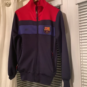 Fotbollströja - 2018 modell köpt i catalonia, Barcelona. Bra kvalitet, passar även M Pris kan diskuteras.