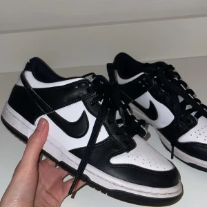 Nike dunk low  - Säljer nu dessa nike skorna som inte längre kommer till användning. Dem är sparsamt använda och har inga defekter!💗Nypris: 1150kr