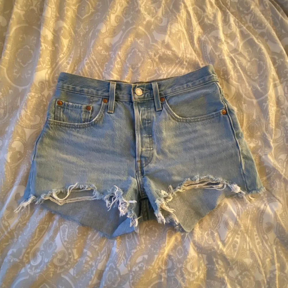 Säljer mina jeansshorts då de är för små i väldigt fint skick, använda Max 10 gånger. 💗Storlek W26. . Shorts.