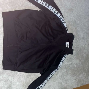 Dsquared tracksuit - Dsquared tracksuit i bra skick kontakta för frågor och funderingar nypris är cirka 3000