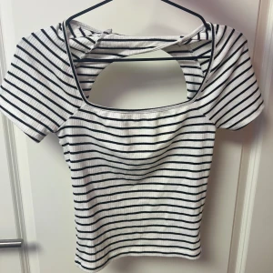 Randig blus  - Randig blus i storlek Xs från Gina tricot, har används en gång 