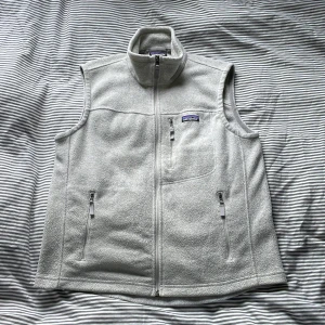 Patagonia väst - Riktigt snygg väst från patagonia. Ganska unik färg. Skulle säga att den är ljusbeige/grå aktig. Riktigt bra skick, inga fel alls. Mitt pris 750. Hör av er vid minsta fundering!!