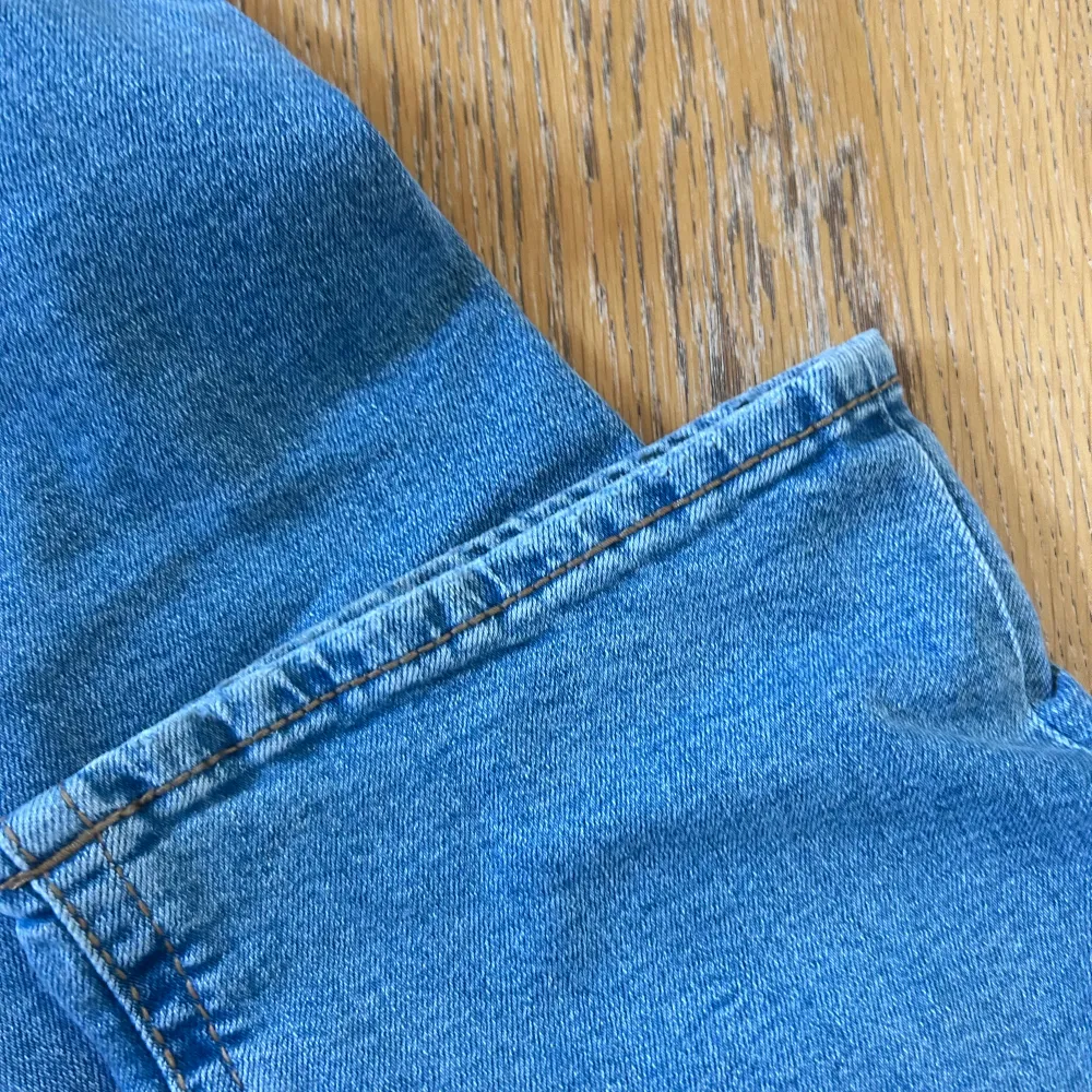 Säljer dessa super snygga lågmidjade jeans! Midjemått: 36-37cm (man kan ändra) Innerbenslängd: 80-81cm  Skriv för frågor! ❣️😍 Pris går att diskuteras! . Jeans & Byxor.