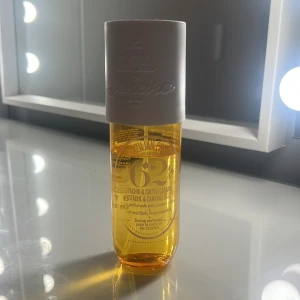 Sol De Janeiro - Body mist som luktar super gott och passar bra till sommaren! Nypris på kicks 449kr💕Se bild för hur mycket som är kvar!