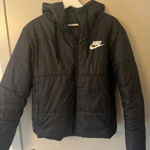 Nike jacka - Jacka från Nike. Använd med i bra skick. Säljer då den inte kommer till användning. Går att vända ut och in på den. Notera att den har några fläckar på armen och ryggen! Går säkert bort i tvätten. Osäker på storlek men passar som M. 😊