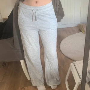 Utsvängda mjukisbyxor - Storlek xxs men passar mig som har M vanligtvis. Långa på mig som är 165. ❣️går att ha låg och högmidjat.