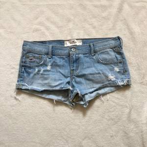 ljusblåa lågmidjade jeans shorts ifrån hollister 🩷 har ej möjlighet att skicka bild på dom på pga att dom är för stora på mig 🌷