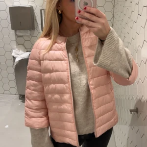 Trekvartsärmad Jacka  - Trekvartsärmad jacka från märket Caliope använd 1 gång som ny. 🩷strlk S.