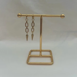 Örhängen  - Väldigt fina örhängen! Finns i silver och guld.  Köp för 119kr/st Eller 209kr/paret. Modell 130 Smyckes ställningen finns även att köpa för 299kr!