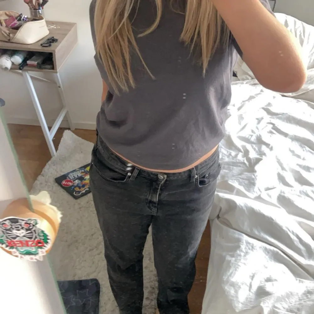 Säljer då de är för små. Är storlek 38 och detta är i 36. Jeans & Byxor.