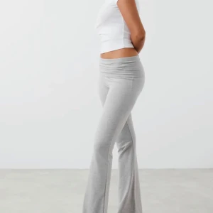 Yoga pants - Yoga pants från Gina tricot. Köpt för 359kr säljer för 199kr. Bra skick. Jag kan sänka priset om du vill💘