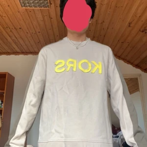 Michael Kors Sweatshirt - Aldrig använt den. Fick den i present men tycker inte om den. Den passar perfekt på mig som är 170. Storlek S