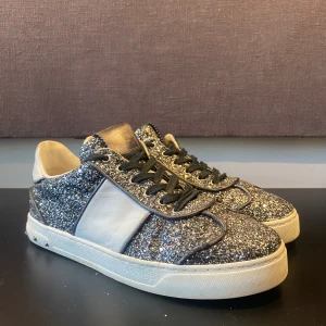 Valentino FlyCrew Skor  - Hej! Säljer nu mina skor storlek 38, från märket valentino, relativt bra skick en nit saknas, tveka inte på att höra av dig om du har frågor eller funderingar kring skorna! 