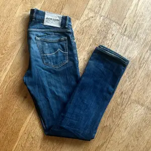 Jacob Cohen jeans i storlek 31 i inköpta på Ströms i Stockholm.