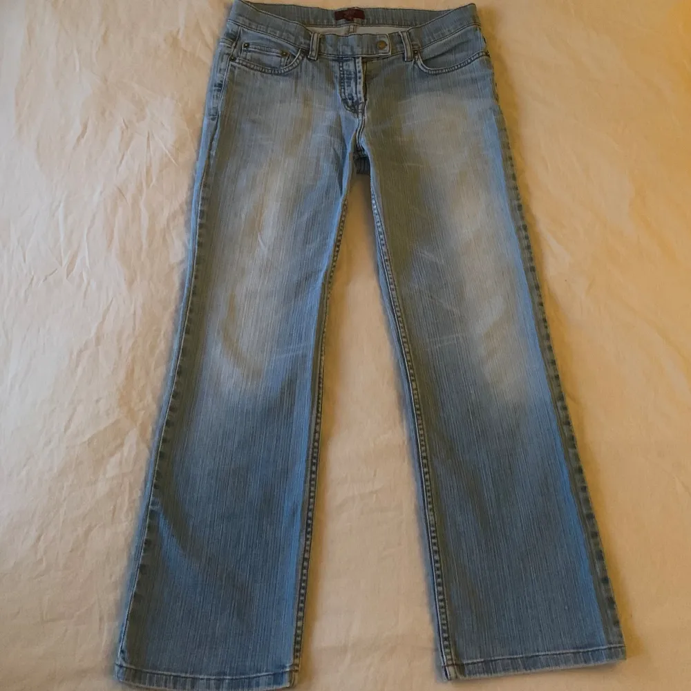 Jättesnygga lågmidjade jeans 🤍 gylfen har gått sönder men det går att laga, går annars att sätta en säkerhetsnål vilket inte syns på . Jeans & Byxor.