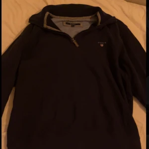 Säljer denna feta gant half zip för bra pris - Denna feta gant tröjan är använd 1-2 gånger bara. Det är storlek M på den. Säljes pga av för stor. Nypris ungefär 1200 kronor.