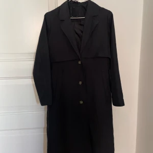 MONKI trenchcoat, svart/grå, storlek 34 - Fin trenchcoat från MONKI