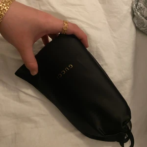 Gucci glasögon  - Svarta Gucci glasögon i modellen GG0327S, dom är i jätte fint sick har knappt använts bara en sommar dom är som helt nya har inte kvittot kvar pris kan diskuteras 🤍