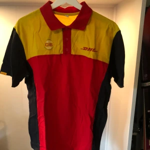 DHL piké - Skick: 9/10, inga fläckar eller hål Size M: Passar M i herrstorlek Köpare står för frakt