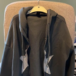 Grå Romwe Hoodie - Hyfsat tunn fast mysig hoodie. Storlek 36/S men något stort. 100kr + köparen står för frakt. Kan tänkas sälja för 80kr