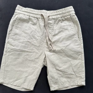 Linne shorts - ett par linneshorts i strlk xs i färgen begie och är helt nya då skicket är 10/10☺️. . Hör av er vid frågor&bilder🙏🏽