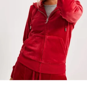 röd juicy tröja - skriv om ni vill ha bilder! använder ej