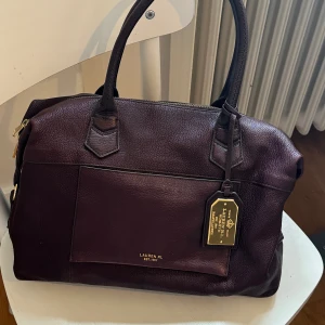 Väska Ralph Lauren  - Väldigt bra kvalitet   Ca 40 cm bred, 24 cm hög, 16 djup