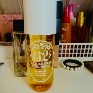 ☀️Sol De Janeiro bodymist 62☀️ - Denna oanvända och underbara doft/mist från Sol de Janeiro säljer jag nu för nästan halva priset då den tyvärr inte kommit till någon användning. Den passar dig som är ute efter den perfekta vanilj/caramel doften! Strl 240ml  Köparen står för frakt🩷 