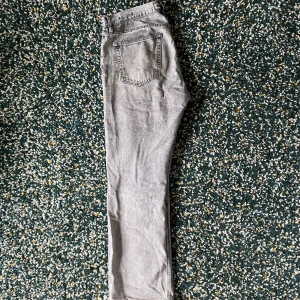 Hope jeans  - Säljer nu mina hope rush jeans då jag inte använder längre. De sitter bra o h har inga fläckar, ända - på dem är att det är lite smått uppskrapat höger bak. Storlek 34  Org 1900 