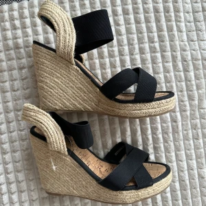 Oanvända kilklackar  - Storlek: 37