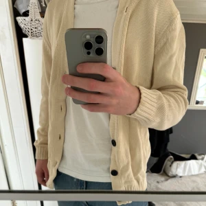 Beige Cardigan - Beige Cardigan från Zara, har lite slitningar. Storlek M pris kan diskuteras vid smidig affär :)