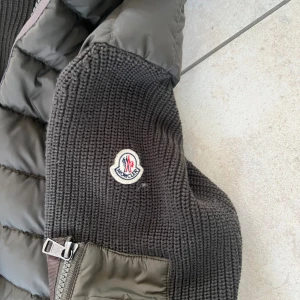 Moncler cardigan - Säljer nu denna feta moncler cardigan använd Max 7 gånger och skicket är 10/10. NFC scannen funkar. Priset är inte ristat i sten och skriv vid funderingar!