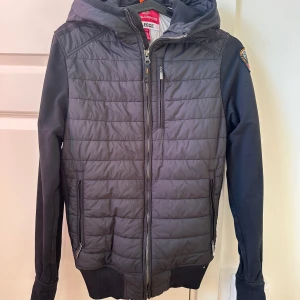 Parajumper fleece jacka - Säljer min parajumper jacka då den tyvärr inte kommer till användning. I princip nytt skick, använd fåtal gånger. Inga skador osv. Barnstorlek L. Passar XS-S